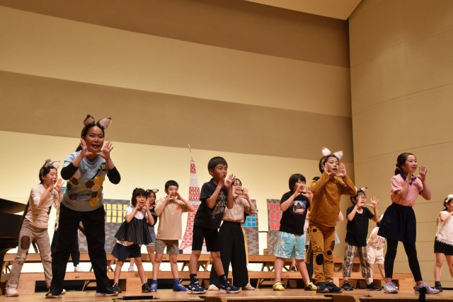 伊豆っこミュージカル「１１ぴきのねこ」で歌を披露する子どもたち＝下田市民文化会館（１８日）