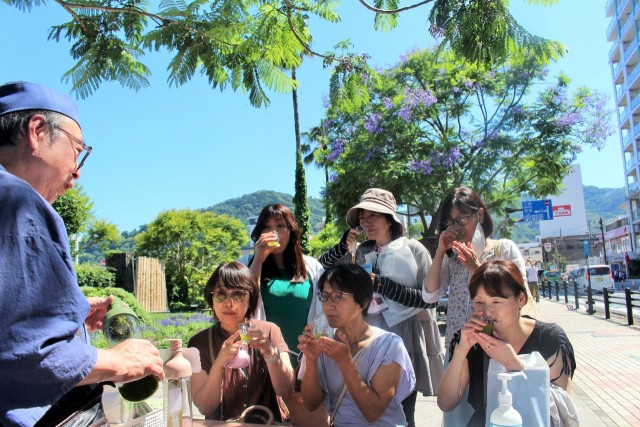ジャカランダフェスティバルで緑茶の試飲を楽しむ女性ら＝熱海市東海岸町（１７日）