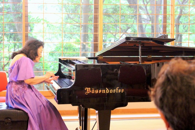 べーゼンドルファー製のピアノで音楽を届ける滝沢さん＝熱海市昭和町の起雲閣
