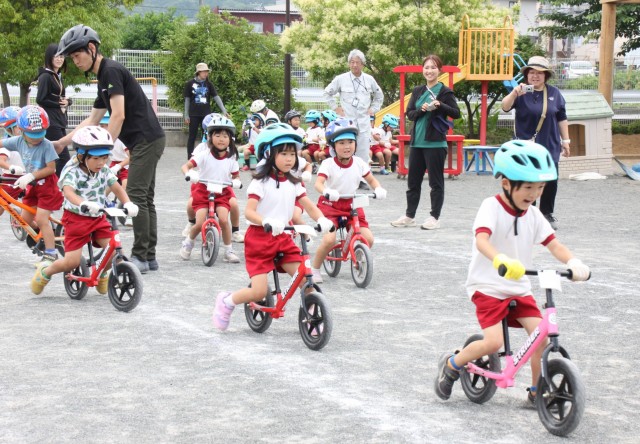 キックバイクなどを体験する園児＝伊豆の国市の田京幼稚園
