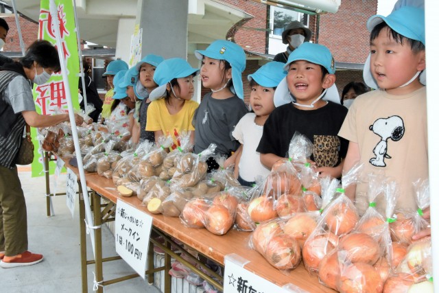 収穫したジャガイモなどを販売する園児たち＝伊豆市小立野の市立図書館前