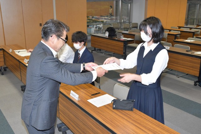小野市長（左）から委嘱状を受け取る高校生＝伊東市役所