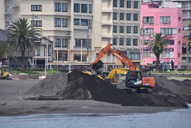 海開きに向け進められている砂浜の整形工事＝伊東市の伊東オレンジビーチ