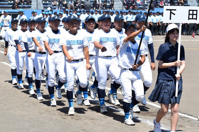 堂々と行進する下田の選手たち＝静岡市の草薙球場