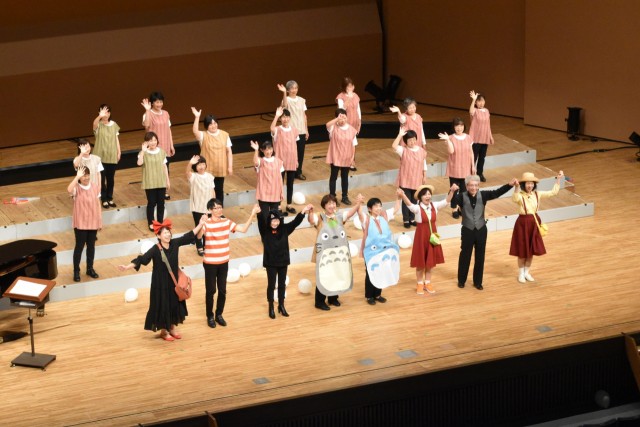 創立３５周年を記念したコンサートで多くの聴衆を魅了した女声合唱「コール・アンダンテ」＝三島市民文化会館（２４日）