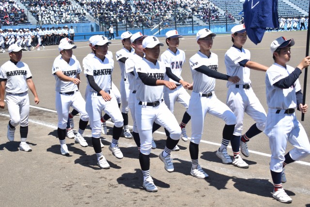 堂々と行進する熱海・佐久間の選手たち＝静岡市の草薙球場