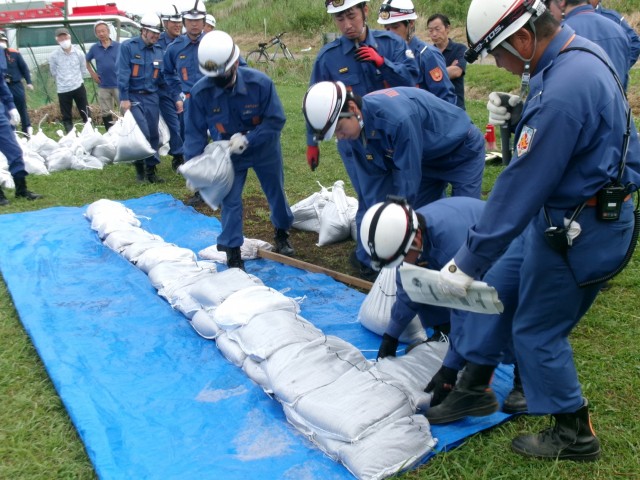 水防訓練で土のう積みに取り組む函南町消防団員たち＝同町の肥田簡易グラウンド（２５日）