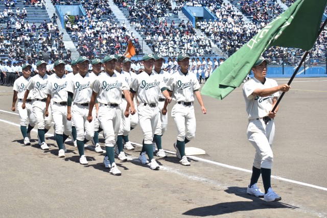 堂々と行進する伊豆中央の選手たち＝静岡市の草薙球場
