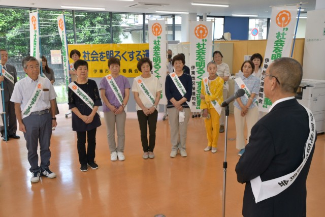 罍会長（右）のあいさつを聞き運動への意識を高める出席者たち＝伊東市桜木町の健康福祉センター
