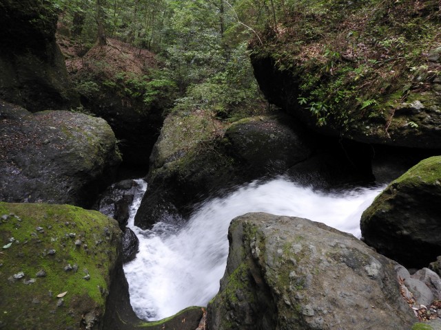 安田橋の下流は巨岩が点在する急崖を流れ下り、人がなかなか近づけない危険な渓谷が続く