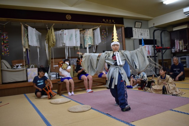 「稲取子供三番叟」の奉納に向けて稽古に励む子どもたち＝東伊豆町稲取の西区公民館