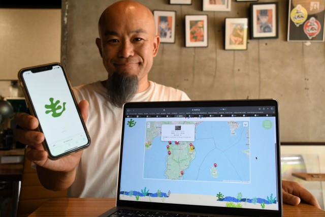 新開発の「藻場要る」アプリと生息の有無が一目で分かるマップを紹介する武智さん＝伊東市内