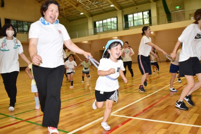 親子ふれあい遊びを楽しむ参加者＝東伊豆町立体育センター