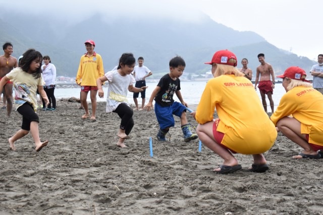 ビーチフラッグを楽しむ子どもたち＝西伊豆町宇久須のクリスタルビーチ