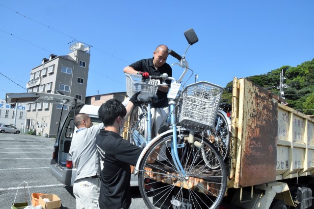 放置自転車を撤去する市職員ら＝下田市の伊豆急下田駅前