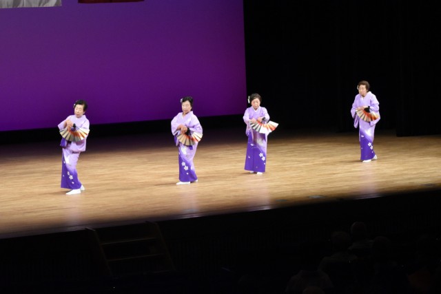 舞踊を披露する出演者＝三島市民文化会館