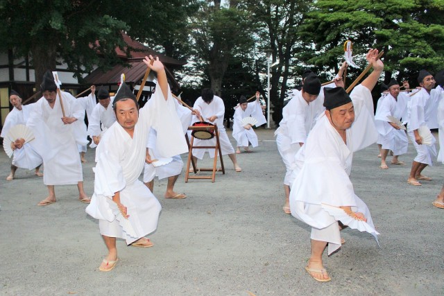 ４年ぶりに雄々しい踊りを奉納する保存会員ら＝熱海市の下多賀神社