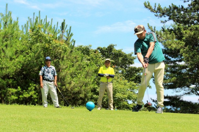 開場６０周年を迎えたコースでゴルフを楽しむ来場客＝熱海市熱海の西熱海ゴルフコース