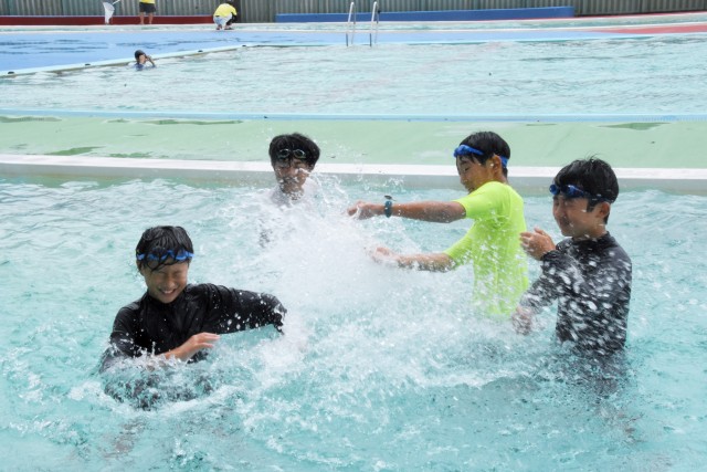 水しぶきを上げて楽しむ子どもたち＝伊豆の国市の広瀬公園水泳プール