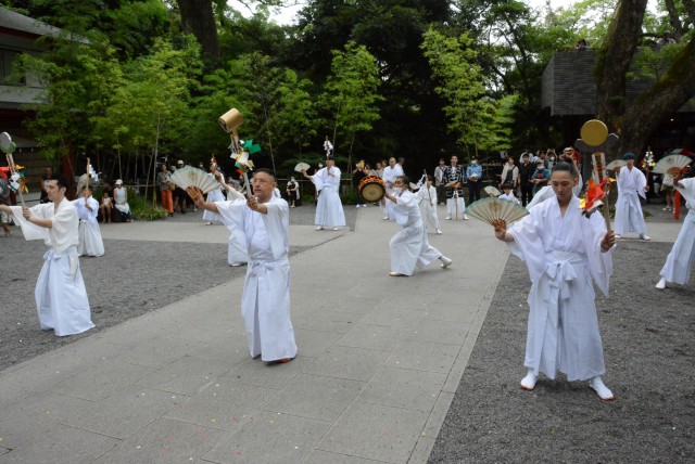 鹿島踊りを奉納する会員＝熱海市西山町の来宮神社