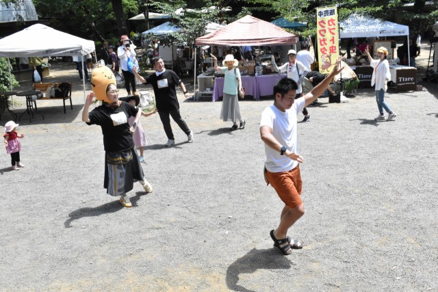 みしまコロッケ音頭を踊る会のメンバーら＝三島市の楽寿園