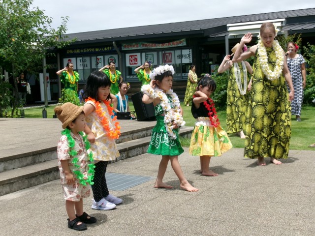 フラダンスのレッスンを受ける子どもたち＝函南町塚本の道の駅・伊豆ゲートウェイ函南