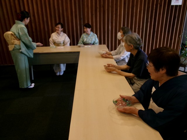 茶と菓子のおもてなしを受ける来館者ら＝函南町桑原の「かんなみ仏の里美術館」