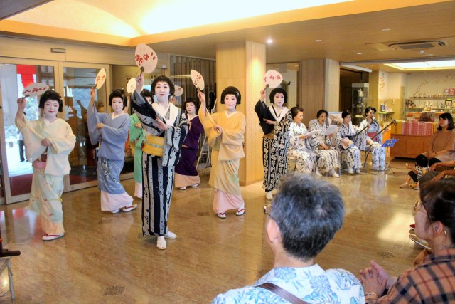こがし祭りを盛り上げようと、雅な踊りなどを披露する芸妓ら＝熱海市田原本町