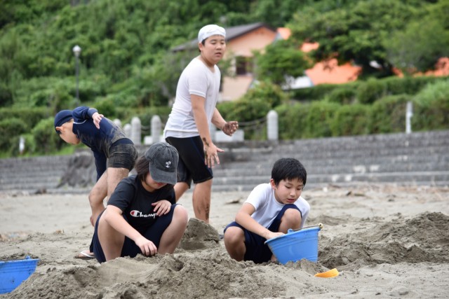 富士見町と西伊豆町の交流で砂遊びを楽しむ児童たち＝西伊豆町宇久須のクリスタルビーチ（５日）
