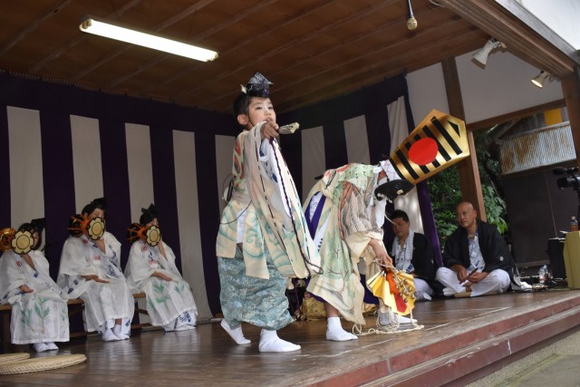 稲取夏祭りの呼び物「子供三番叟」を堂々と奉納する児童たち＝東伊豆町稲取の八幡神社（１４日）