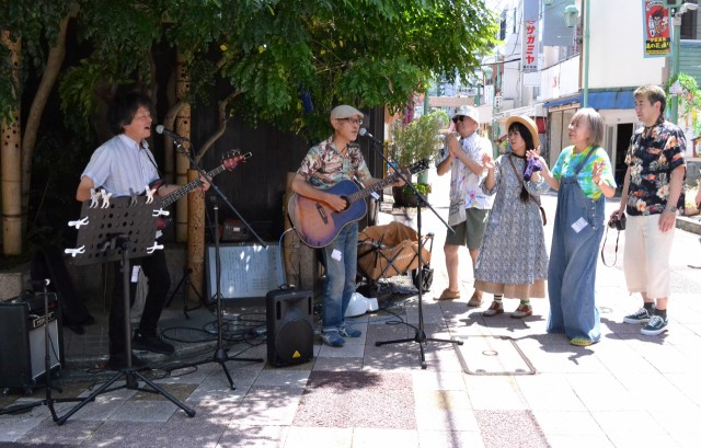 「伊東ミュージックフェスティバル」で演奏を披露するアーティスト＝伊東市猪戸の湯の花通り（１６日）