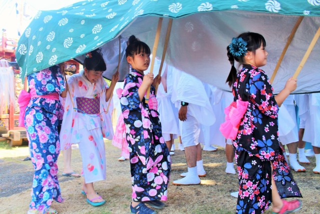 初木神社例大祭で獅子神楽の中に入って練る子どもたち＝熱海市初島（１８日）