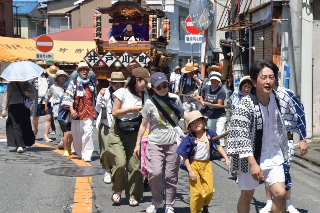 玖須美区の夏祭りで山車を引き回した井戸川町の若衆や子どもたち＝伊東市竹の内（１６日）