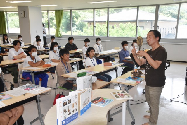 鳥の巣について説明する鈴木さん（右）の話を聞く中学生たち＝下田市中の県下田総合庁舎