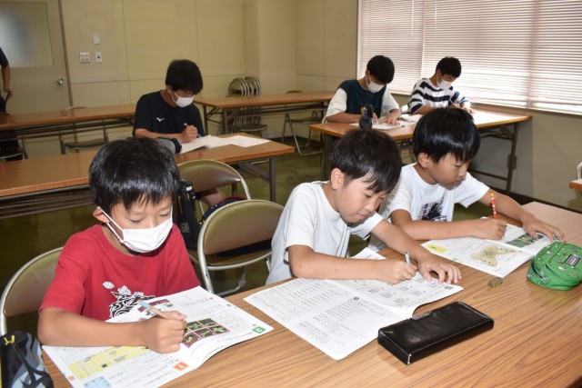 冷房の効いた会議室で宿題に取り組む子どもたち＝東伊豆町の旧稲取幼稚園