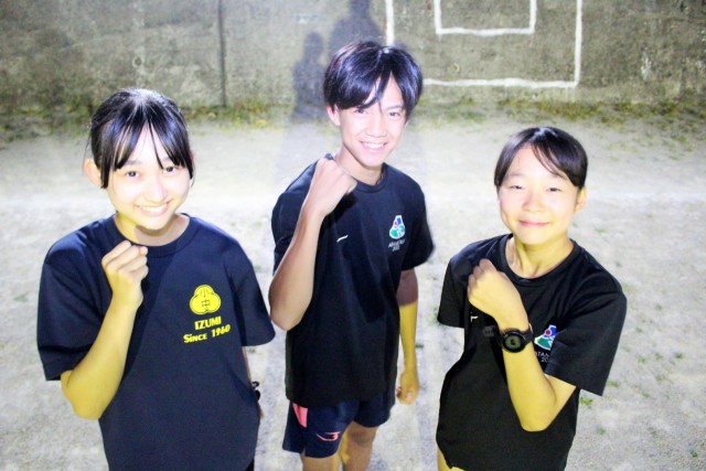 東海大会出場を決めた（左から）高坂さん、石田さん、岩井さん＝熱海市の泉小中グラウンド