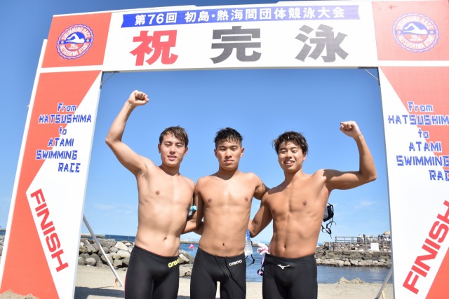 ２連覇を喜ぶ神奈川県水泳連盟の選手＝熱海市の熱海サンビーチ