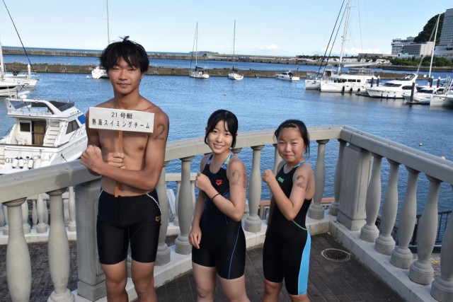 来年の雪辱を誓う熱海スイミングチームの（左から）善塔さん、内田さん、榎さん＝熱海市の熱海港