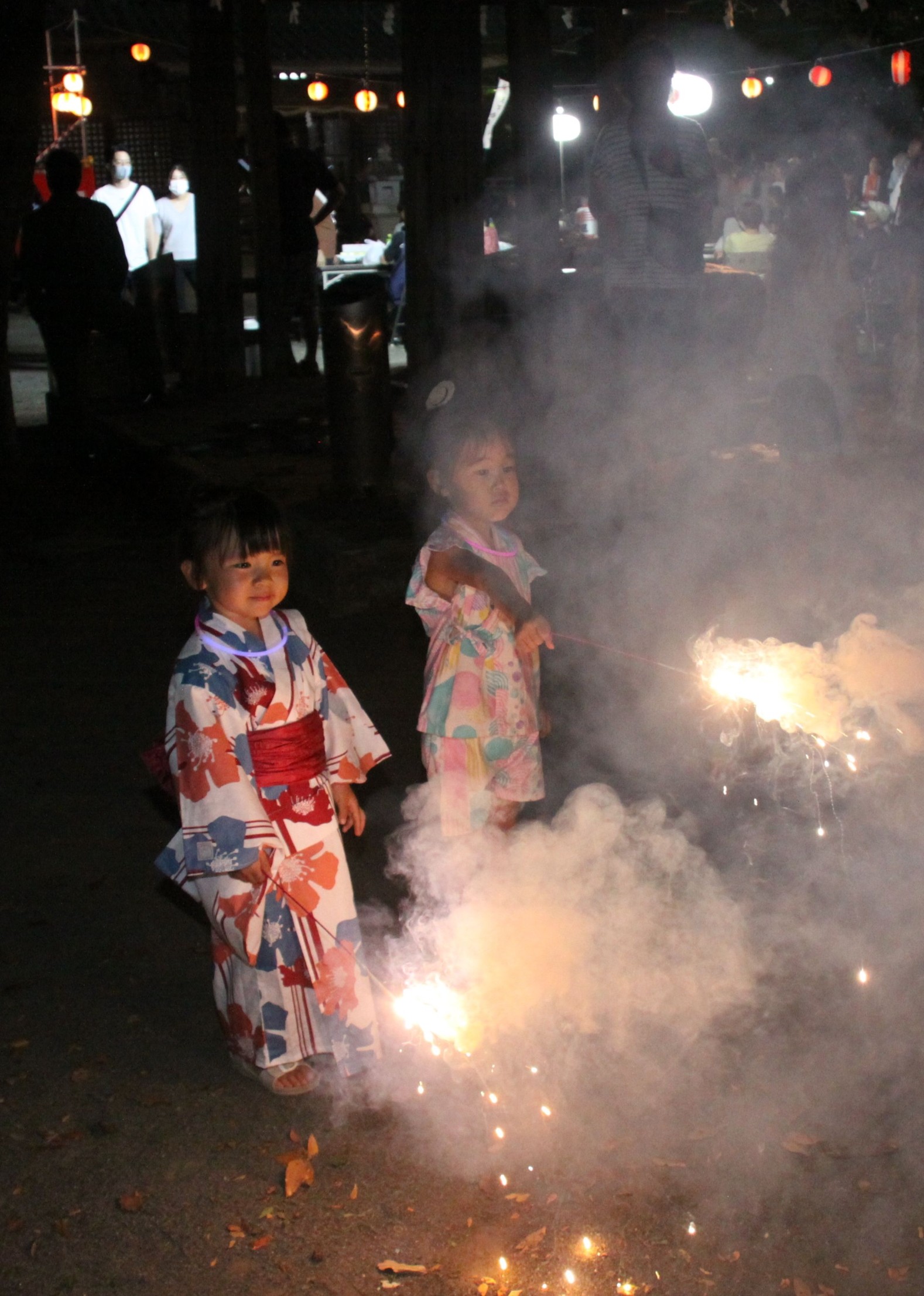 伊豆の国市田京区の納涼祭で花火を楽しむ子どもたち＝同市田京の広瀬神社（７月２３日）