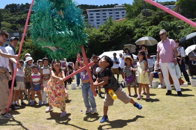 ほし★そらシネマのイベント「サマーフェス」でメキシコのゲーム「ピニャータ」を楽しむ子どもたち＝東伊豆町の熱川温泉しおかぜ広場（２９日）