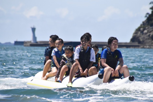 マリンスポーツ体験会でバナナボートを楽しむ子どもたち＝下田市の下田湾内（３０日）