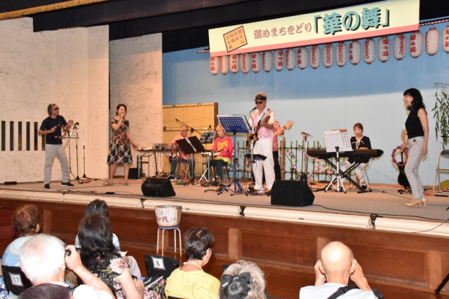 懐かしいグループサウンズの曲を演奏し、会場を盛り上げるジーバーズのメンバー＝熱海市中央町の熱海芸妓見番歌舞練場