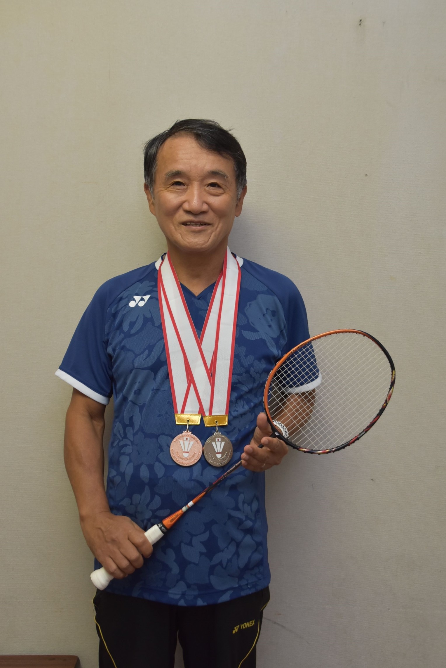 全日本教職員バドミントン選手権大会で二つのメダルを獲得した岩城会長＝伊東市内