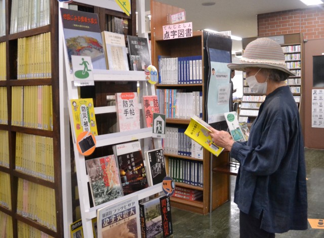 関東大震災や防災に関する本が並ぶ特集コーナー＝伊東市立図書館
