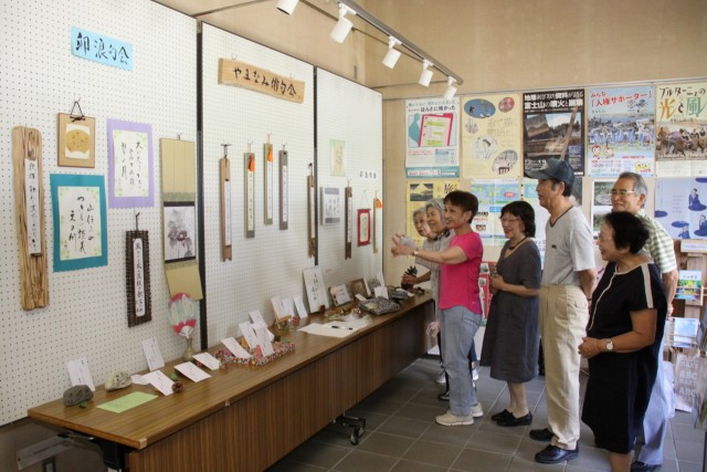 展示を終えた作品を確認する卯浪句会の会員ら＝伊豆の国市立中央図書館