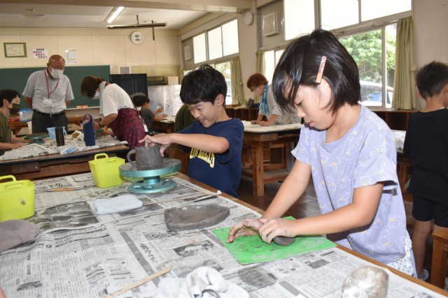 「親子やきものづくり教室」で陶芸体験を楽しむ子どもたち＝河津町の河津中（２５日）