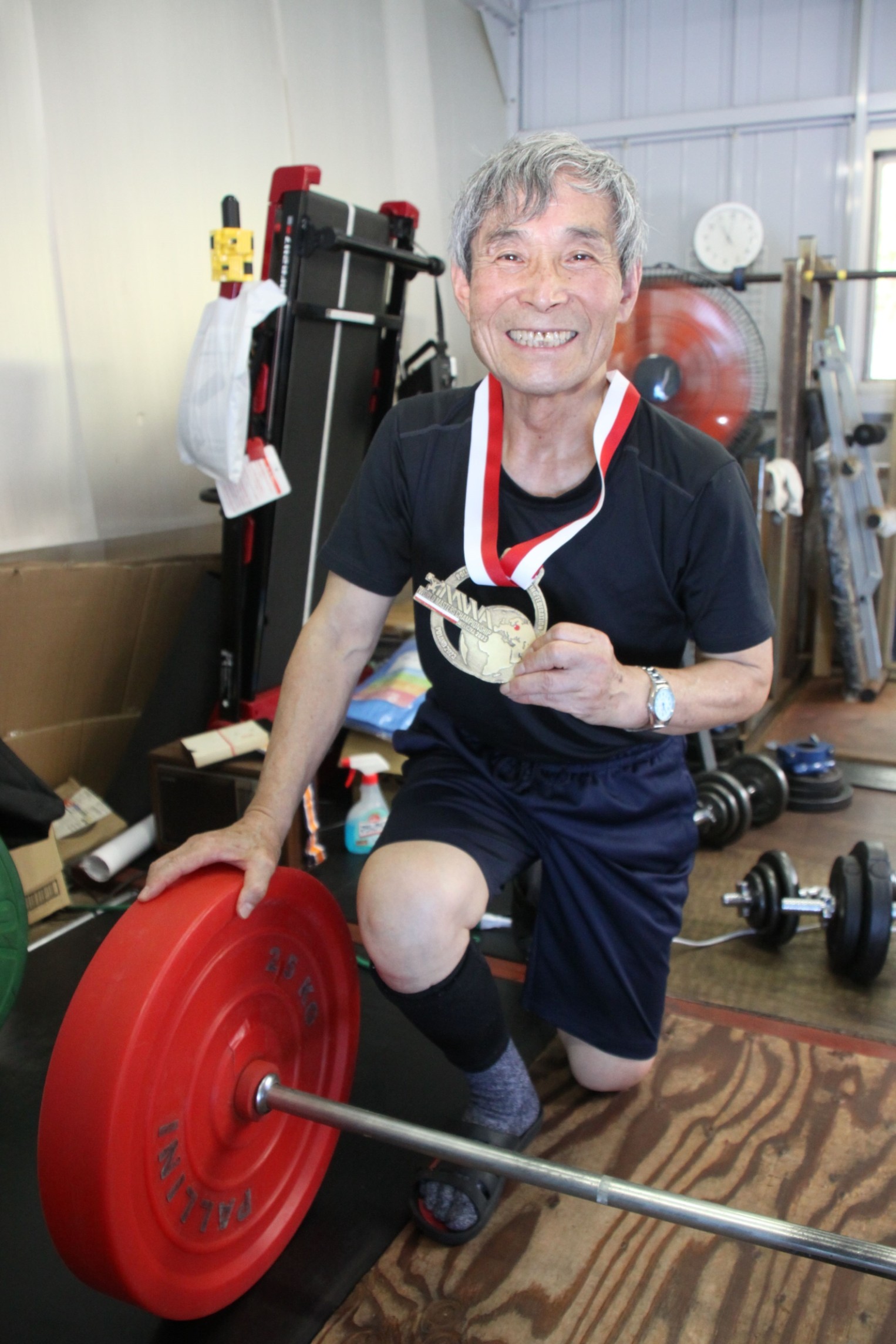 世界マスターズウエートリフティング選手権大会で２３個目の金メダルを獲得した鈴木さん＝伊豆の国市守木