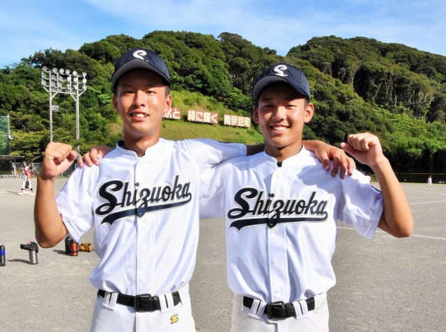 県選抜入りを決めた小川さん（右）と笹本さん＝南伊豆町営差田グラウンド