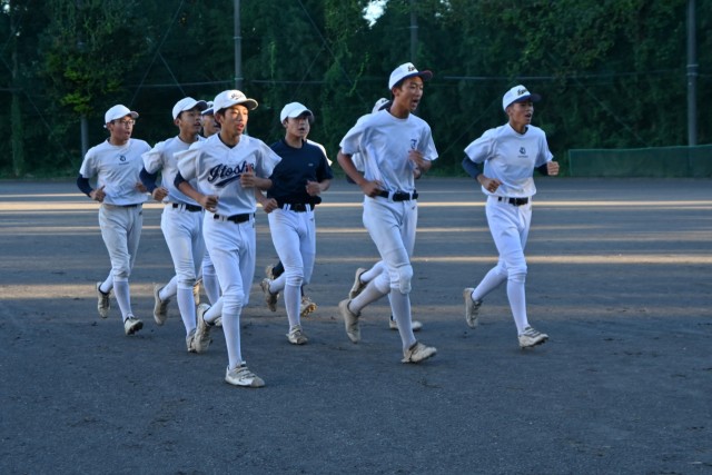 秋季高校野球県大会に向けて練習に励む選手たち＝伊東市の伊豆伊東高