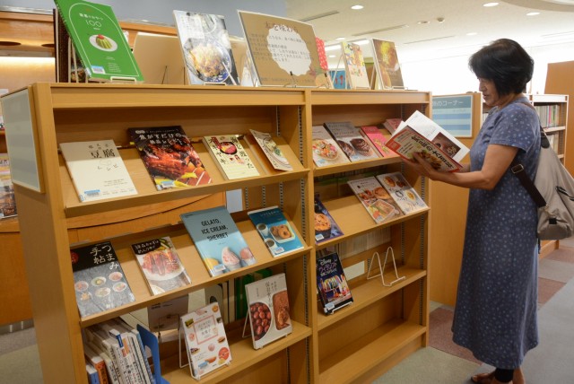 ４階に設けられた特集コーナー「本を味わう」＝熱海市立図書館